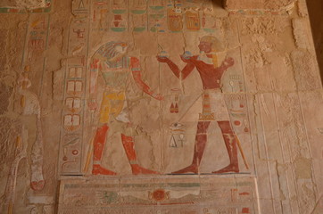 DIEU HORUS ET PHARAON TEMPLE D'HATCHEPSOUT THÈBES VALLÉE DU NIL EGYPTE 