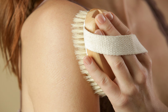 Dry Body Brush, Woman Dry Brushing Body To Reduce Cellulite, Detoxify The Lymphatic System, And Achieve Beautiful Smooth Skin. Dry Skin Brushing As Part Of Morning Health And Energy Routine.