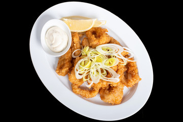 Grilled squid rings, with lemon and sauce.