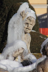 Un putto della Fontana del Tritone di villa Olmo, a Como, ricoperto dal ghiaccio