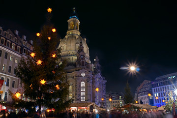 Fototapeta na wymiar Christmas market in Dresden with the church Frauenkirche in background