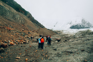 Fototapeta premium Hikers in snow on track to Laguna de los Tres, Parque Nacional Los Glaciares (World Heritage Area), Patagonia, Argentina, South America