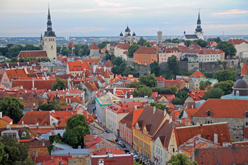 Fototapeta premium Downtown historical medieval Tallinn skyline with colored houses