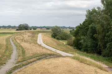 Deich und Felder bei D&ouml;mitz an der Elbe