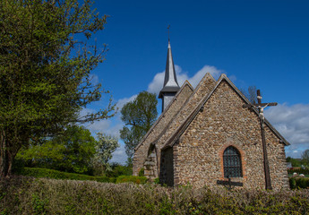 Fototapeta na wymiar Eglise normande dans la campagne