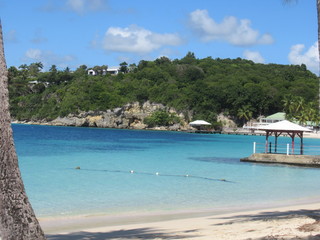 Une palge de sable blanc et la mer turquoise avev un ponton