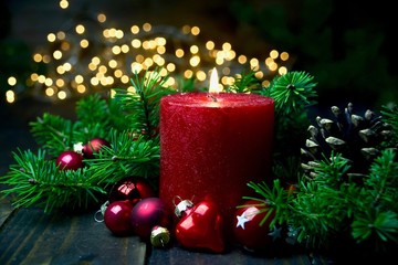 Brennende rote Adventskerze im Lichterglanz - Weihnachten Dekoration - Erster Advent