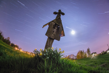 Zabytkowa kapliczka nocą, ruch gwiazd © danielszura