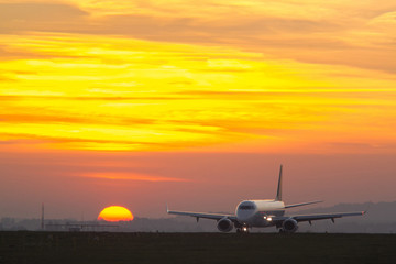 Fototapeta na wymiar Samolot startuje na pasie startowym na lotnisku w Balicach, Kraków, Polska