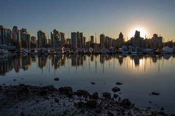 Couché de soleil au bord de l'eau, devant la ville de vancouver