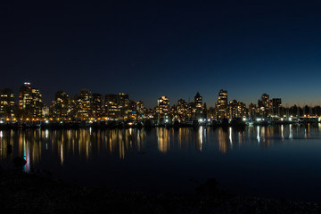 Vancouver la nuit, au bord de l'eau