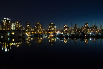 Fototapeta na wymiar Vancouver la nuit, au bord de l'eau