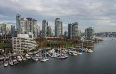 Vue de la ville de vancouver, avec une marina en premier plan