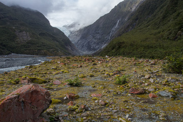 rivière sur fond de montagnes enneigées, en nouvelle zélande