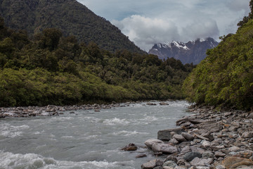 rivière sur fond de montagnes enneigées, en nouvelle zélande