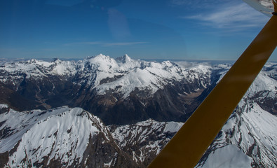 vue aérienne à basse altitude, au-dessus du parc national mount aspiring, en nouvelle zélande,...