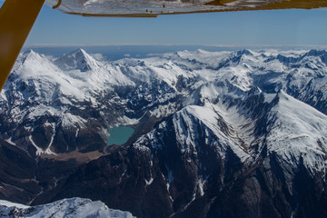 vue aérienne à basse altitude, au-dessus du parc national mount aspiring, en nouvelle zélande,...