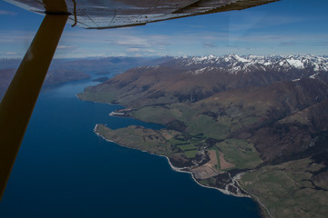 vue aérienne à basse altitude, au-dessus du parc national mount aspiring, en nouvelle zélande,...