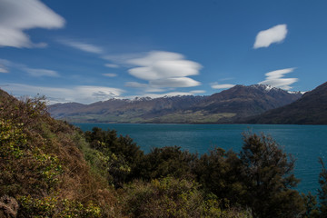 Fototapeta na wymiar Vue du lac hawea, en nouvelle zélande, par beau temps, avec de superbes nuages