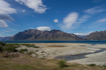 Vue du lac hawea, en nouvelle z&eacute;lande, par beau temps, avec de superbes nuages