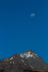 Levé de lune sur fond de montagne en nouvelle zélande