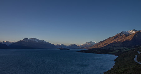 Fototapeta na wymiar Couché de soleil sur le lac Wakatipu, en nouvelle Zélande
