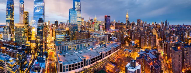 Foto auf Acrylglas Luftpanorama der Wolkenkratzer von New York City in der Abenddämmerung, gesehen von oben auf der 10th Avenue und der 29th Street, in der Nähe von Hudson Yards und Chelsea © mandritoiu