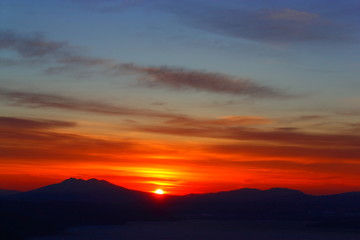 Fototapeta na wymiar 夜明けの空。朝陽に紅く染まる雲。