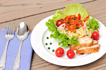 Instant noodles with spaghetti sauce And grilled chicken, black pepper, fresh vegetables, simple menu for your home kitchen