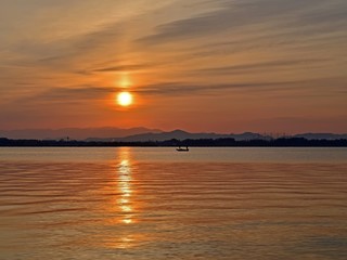 Obraz premium 朝日に輝く琵琶湖との情景