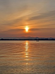 朝日に輝く琵琶湖との情景