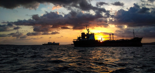 Naklejka premium ship at sunset