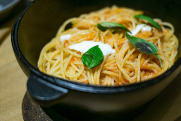 ダッチオーブンでパスタ