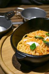 ダッチオーブンでパスタ