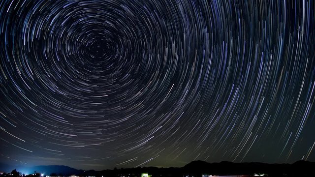 北極星を中心に回転する星空タイムラプス　日周運動　軌跡　スタートレイル　2019年11月26日撮影