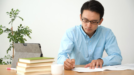 オンライン授業を受ける男性