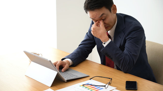 眠気を我慢できないビジネスマン