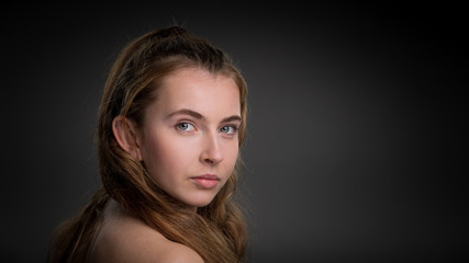 Naklejka premium Georgous young girl looking over her shoulders