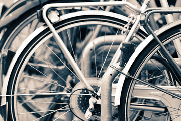 Viele, alte Fahrräder an der Straße