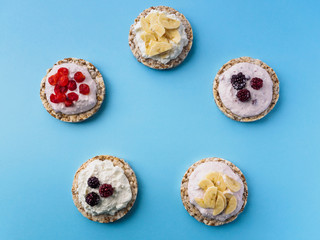 Breakfast in the form of Crispbread with fruit