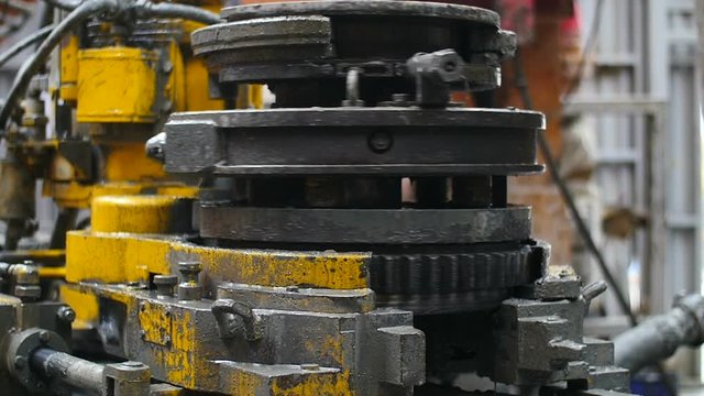 Mechanisms in the derrick