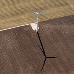 vue aérienne d'une éolienne dans le Loir et Cher en France