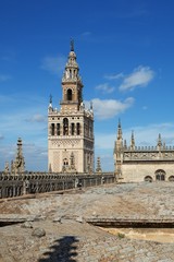 Fototapeta na wymiar View of Giralda bellfry from the Seville cathedral roof