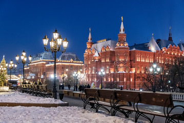Naklejka premium Decorated Christmas trees on the street against the background of the Historical Museum and Red Square
