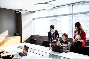 女性社員の打ち合わせ風景
