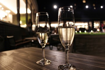 シャンパン　グラス　glasses of champagne on table
