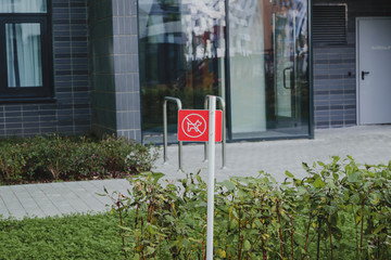 City sign forbidden to walk dogs in the courtyard of an apartment building 