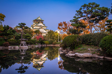 Fototapeta premium Zamek Osaka w Osace, Kansai, Japonia jesienią lub jesienią. Klon zamienia się w czerwony i pomarańczowy liść. Jest to jeden z najbardziej znanych zabytków w Japonii