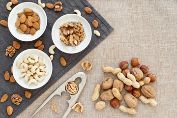 Nüsse und Kerne mit Nussknacker und Schüsseln