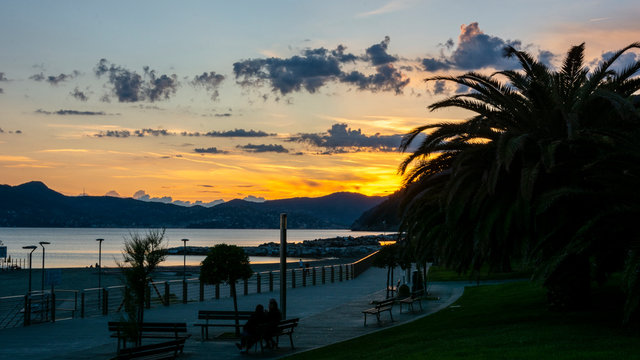 Foto scattata sul lungomare di Chiavari al tramonto.